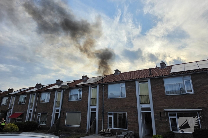 Flinke rookontwikkeling bij containerbrand achter woning