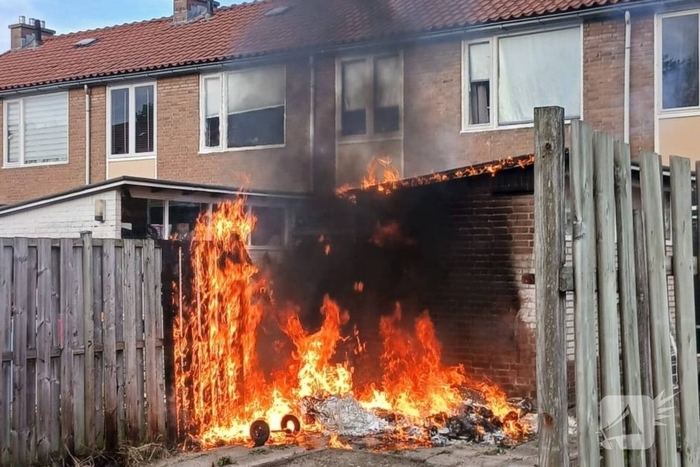 Flinke rookontwikkeling bij containerbrand achter woning