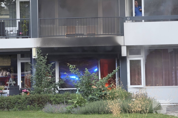 Brandweer in actie bij woningbrand