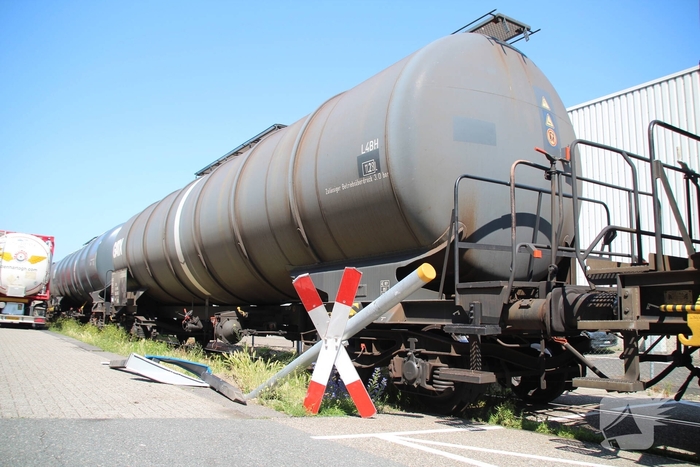 Vrachtwagen raakt spoorwegovergang, trein staat stil
