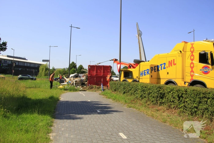 Vrachtwagen verliest vuilcontainer op drukke weg
