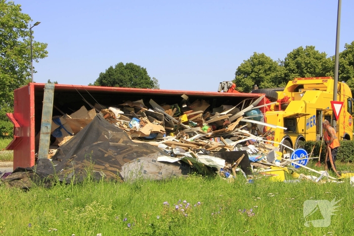 Vrachtwagen verliest vuilcontainer op drukke weg
