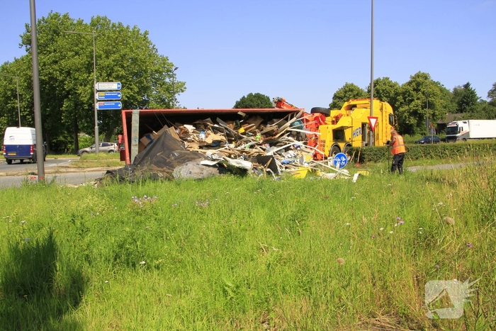 Vrachtwagen verliest vuilcontainer op drukke weg