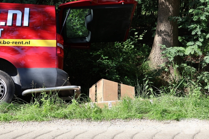 Busje raakt van de weg en komt in sloot terecht