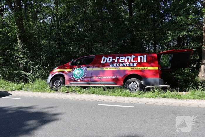 Busje raakt van de weg en komt in sloot terecht