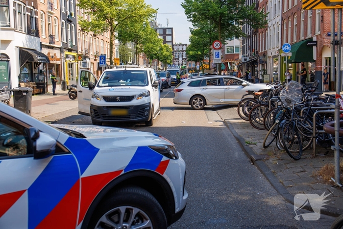Fietser komt onder taxi terecht, politie verricht onderzoek
