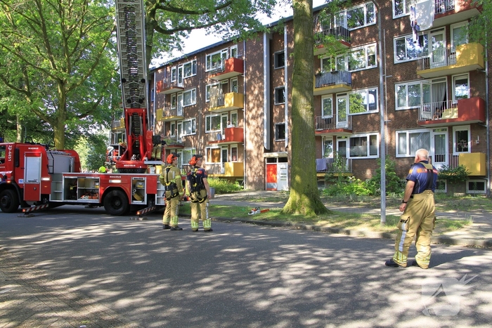 Grote tak valt op flat en veroorzaakt schade