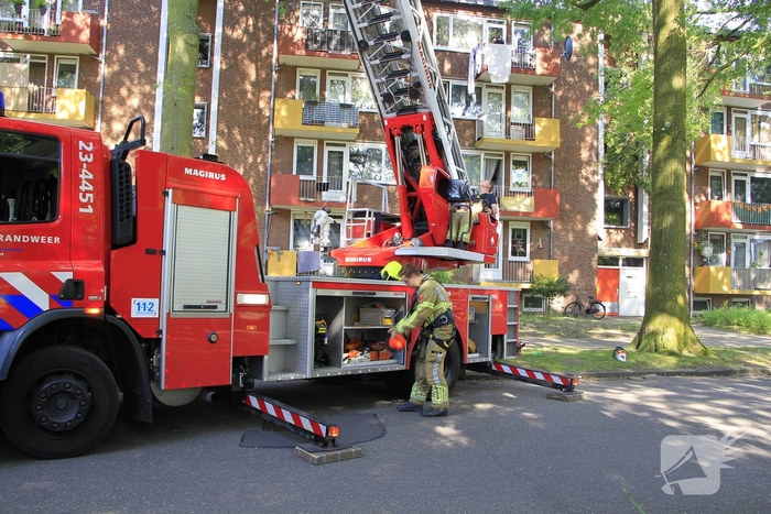 Grote tak valt op flat en veroorzaakt schade