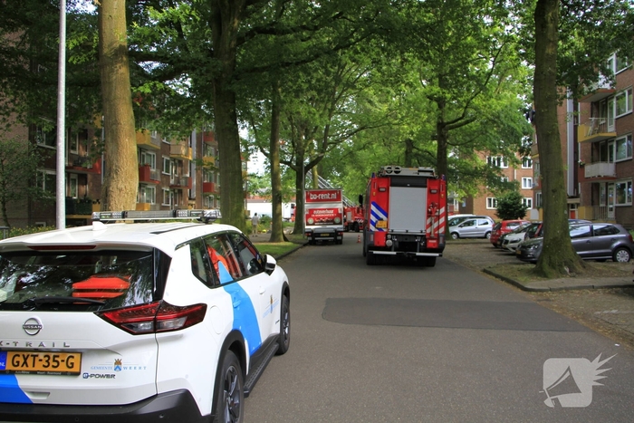 Grote tak valt op flat en veroorzaakt schade