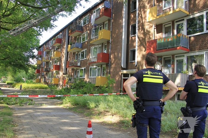 Grote tak valt op flat en veroorzaakt schade