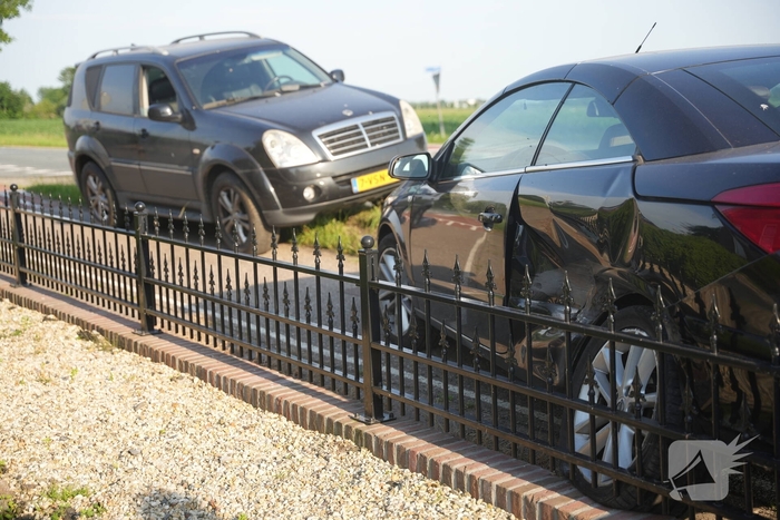 Opnieuw auto tegen hekwerk van tuin