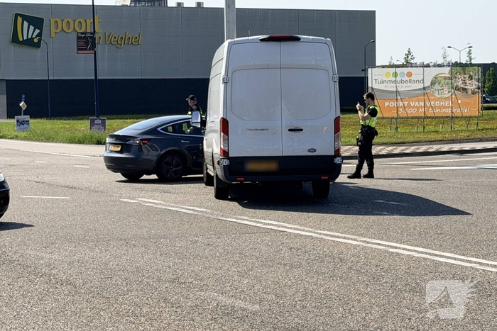 Botsing tussen bestelauto en Tesla zonder gewonden