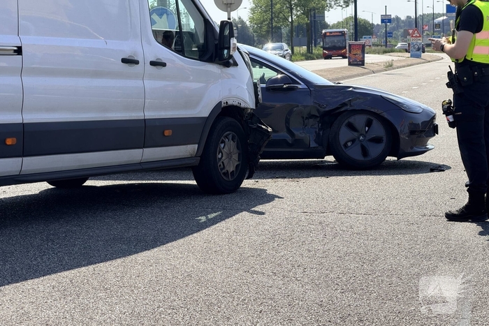 Botsing tussen bestelauto en Tesla zonder gewonden