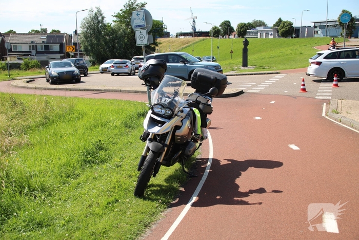 Ongeval tussen motor en auto zorgt voor schade en verkeershinder