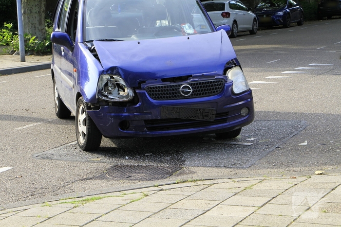 Aanrijding tussen twee auto's leidt tot verwondingen