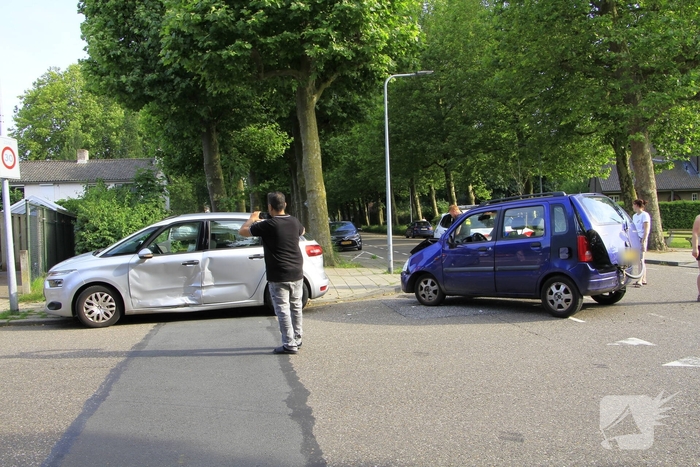 Aanrijding tussen twee auto's leidt tot verwondingen