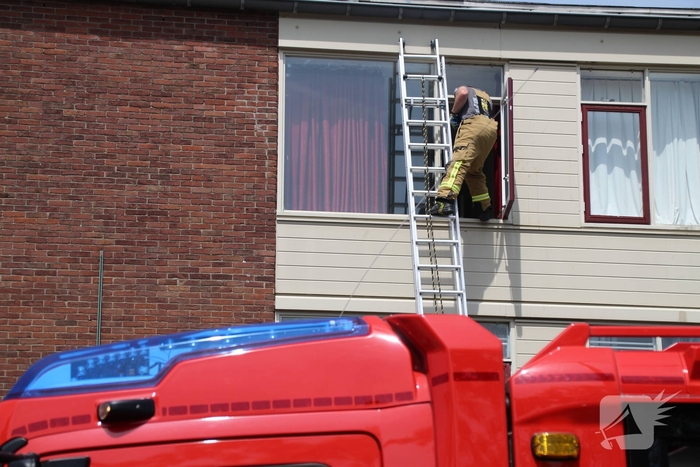 Bewoner opgesloten door vallende spiegel