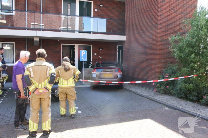 Automobilist ramt muur van appartementencomplex