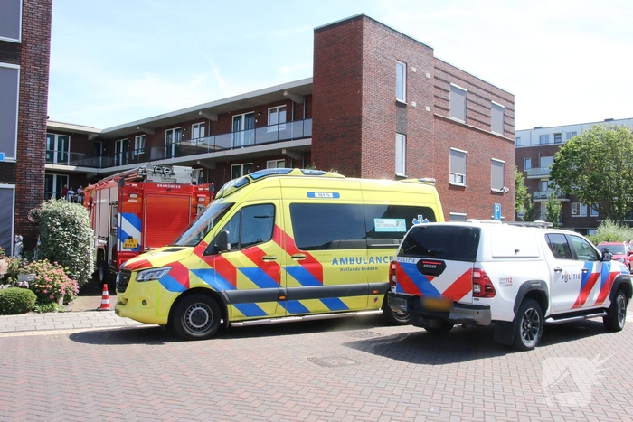 Automobilist ramt muur van appartementencomplex