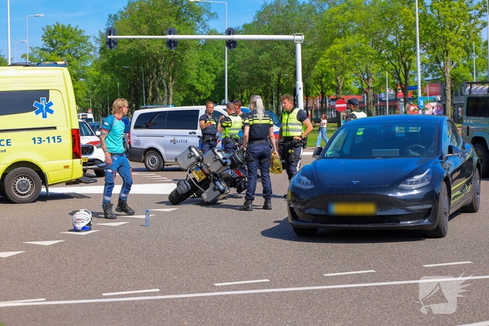 Motorrijder botst met auto op kruising