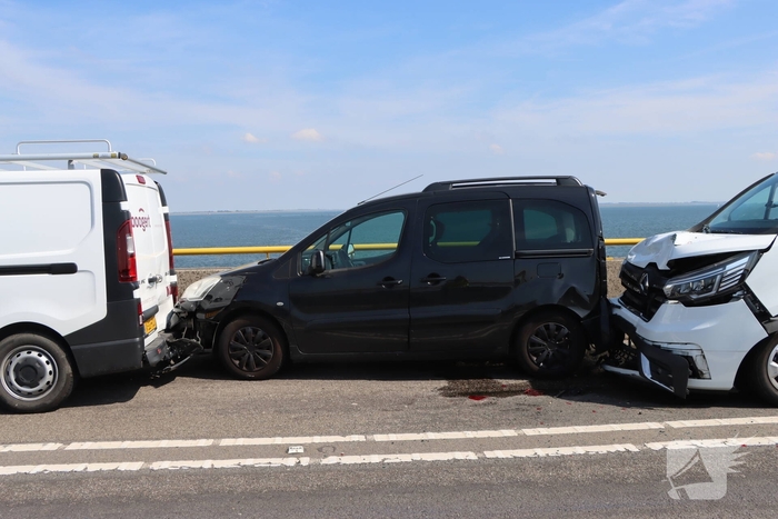 Vier voertuigen betrokken bij kop-staartbotsing op Zeelandbrug