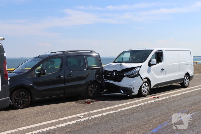 Vier voertuigen betrokken bij kop-staartbotsing op Zeelandbrug