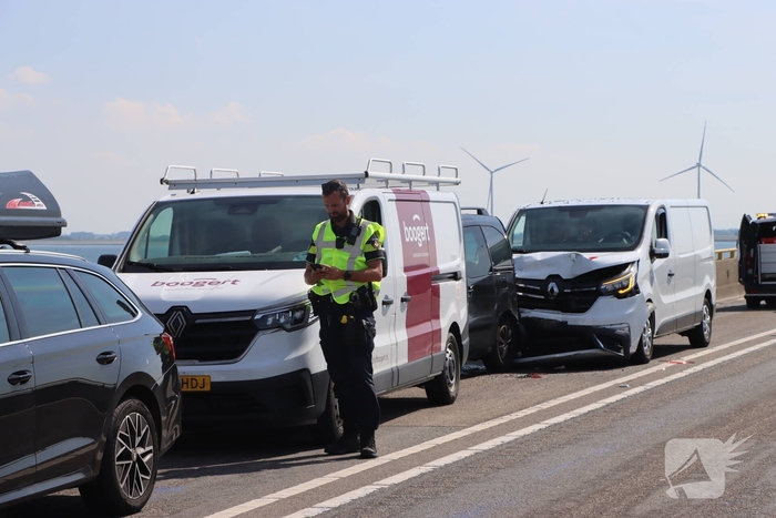 Vier voertuigen betrokken bij kop-staartbotsing op Zeelandbrug