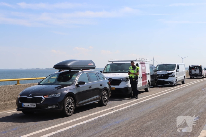 Vier voertuigen betrokken bij kop-staartbotsing op Zeelandbrug