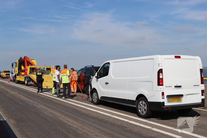 Vier voertuigen betrokken bij kop-staartbotsing op Zeelandbrug