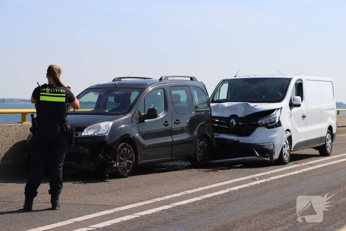 Vier voertuigen betrokken bij kop-staartbotsing op Zeelandbrug
