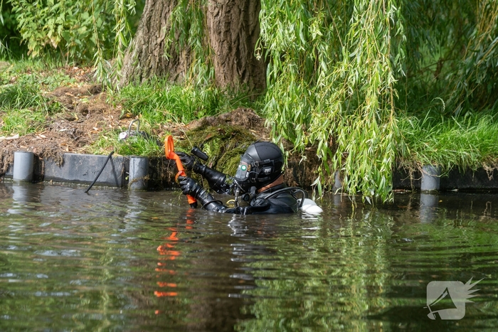 Wapen en telefoons gevonden tijdens zoekactie in water na schietpartij