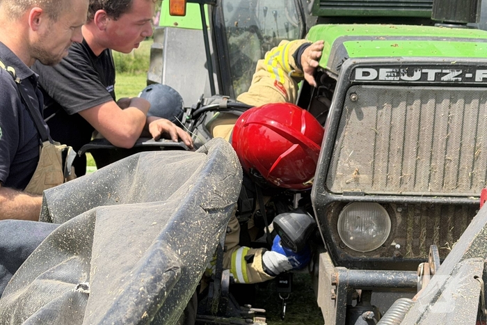 Brand in landbouwvoertuig leidt tot rookontwikkeling