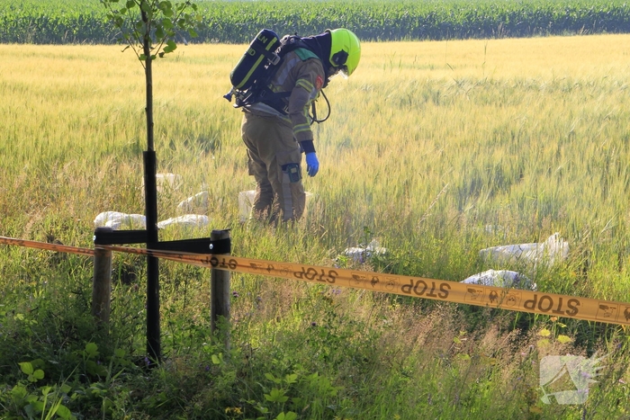 Dampende vaatjes gedumpt langs de weg