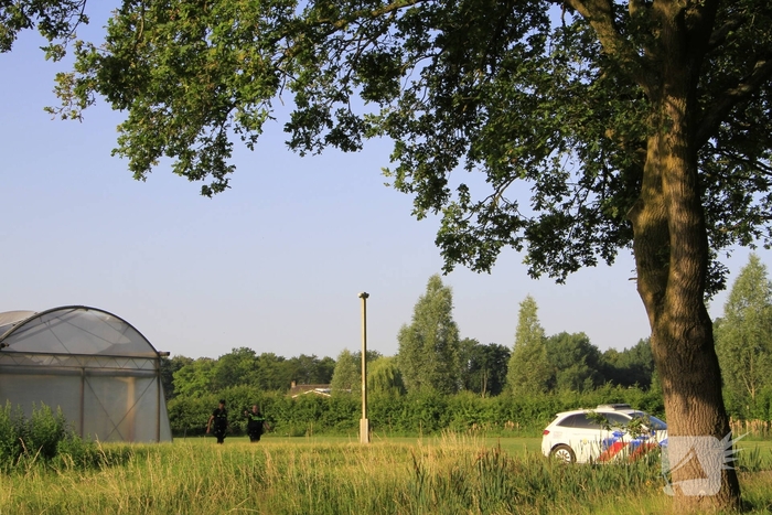 Dampende vaatjes gedumpt langs de weg