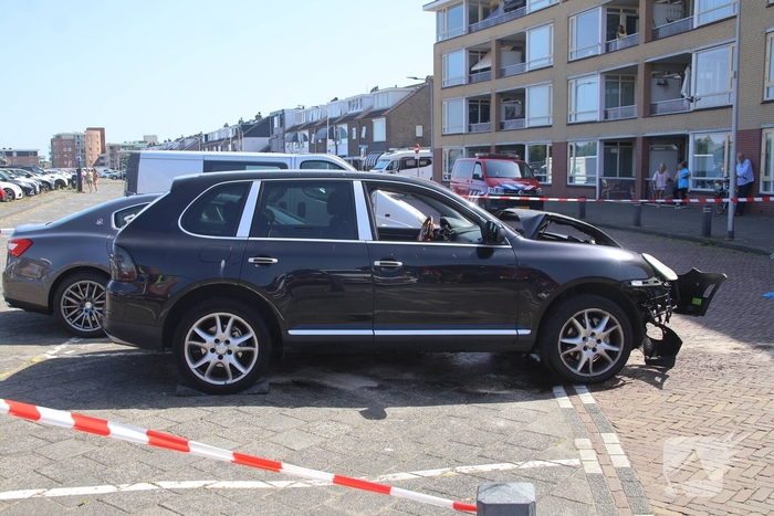 Auto crasht in appartementencomplex