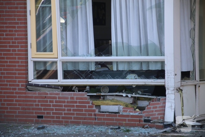 Auto crasht in appartementencomplex