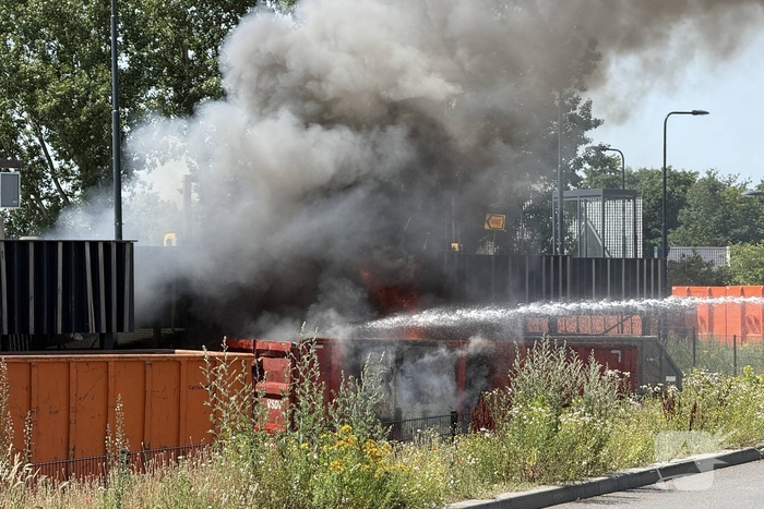 Veel rookontwikkeling door flinke containerbrand