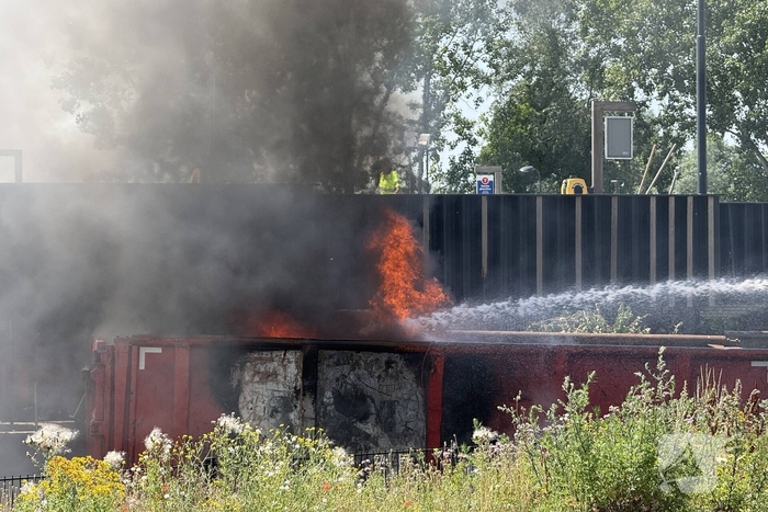 Veel rookontwikkeling door flinke containerbrand