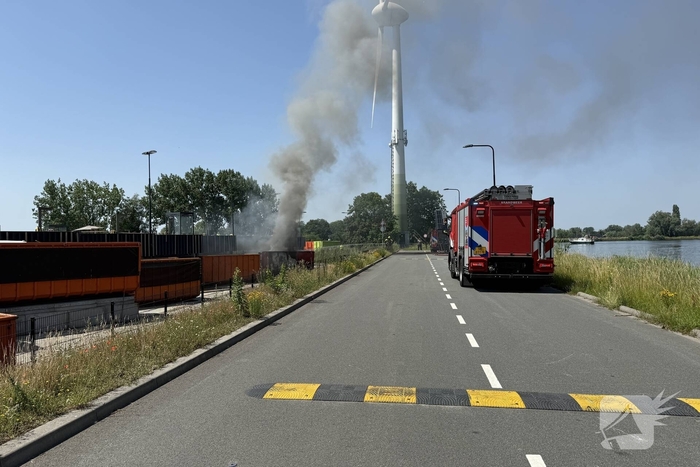 Veel rookontwikkeling door flinke containerbrand
