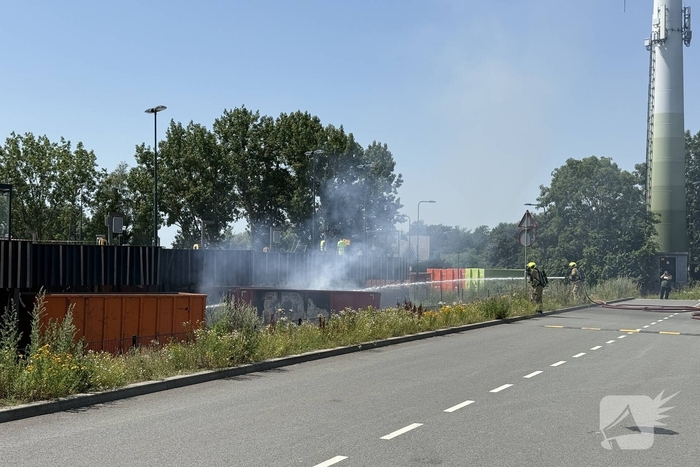 Veel rookontwikkeling door flinke containerbrand