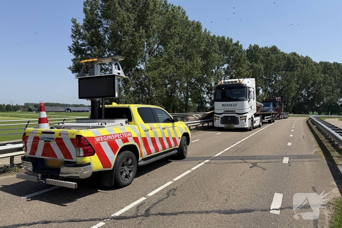 Vrachtwagen verliest festivaltent op viaduct