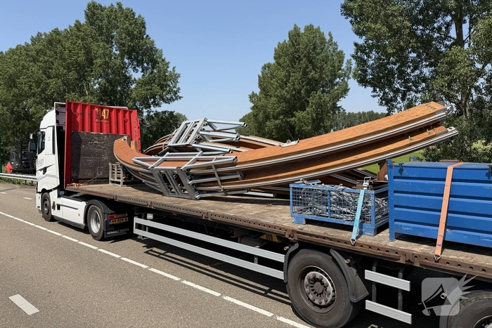Vrachtwagen verliest festivaltent op viaduct