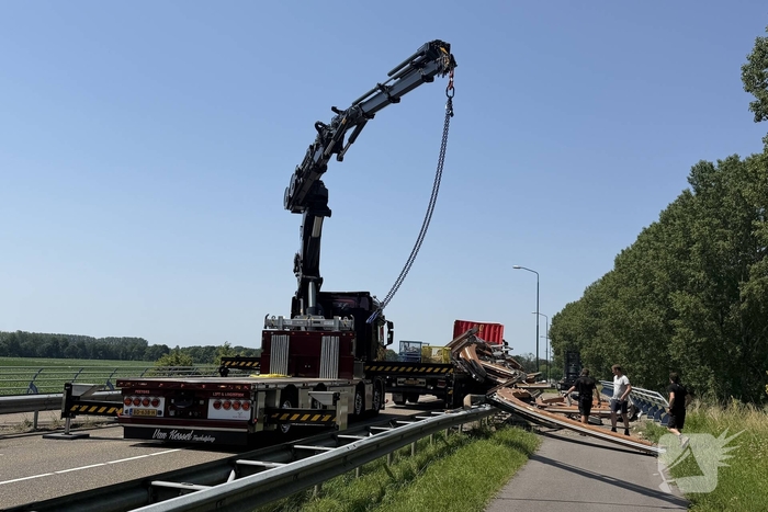 Vrachtwagen verliest festivaltent op viaduct