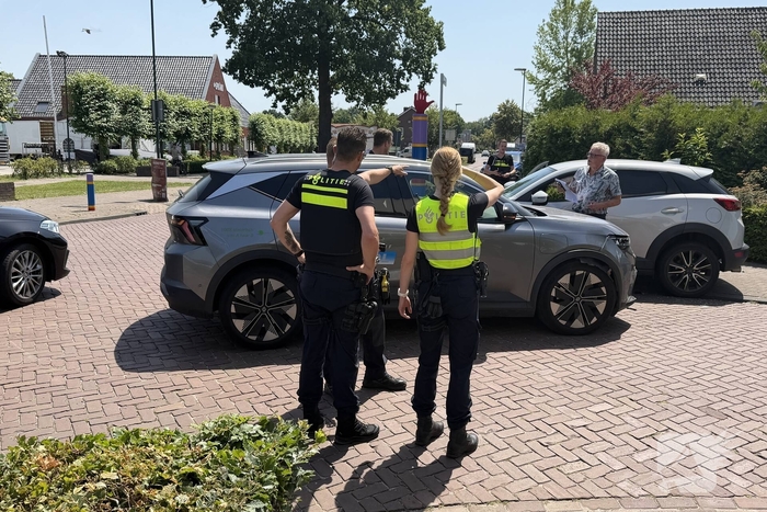 Botsing tussen taxi en personenauto leidt tot gewonde