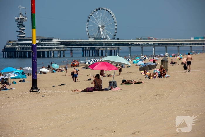 Mensen zoeken verkoeling aan zee