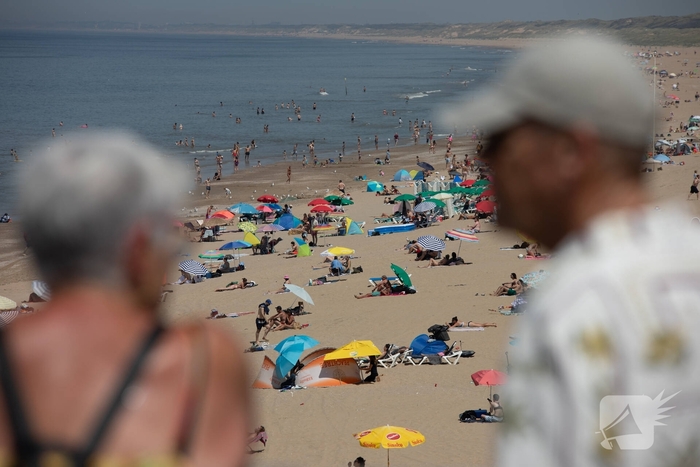 Mensen zoeken verkoeling aan zee
