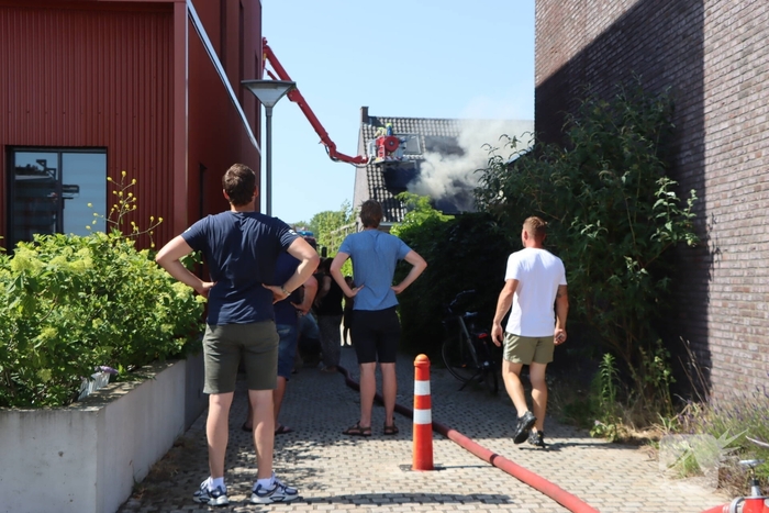 Bewoner nagekeken na uitslaande woningbrand
