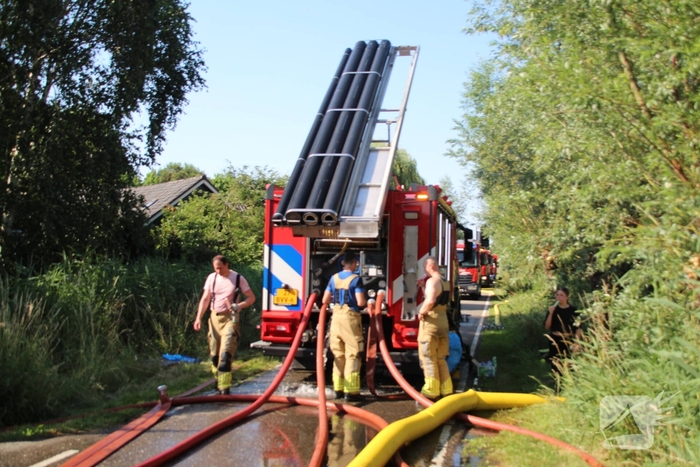 Grote brand in woning met rietendak