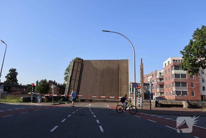 Brandweer moet brug koelen wegens storing door hitte