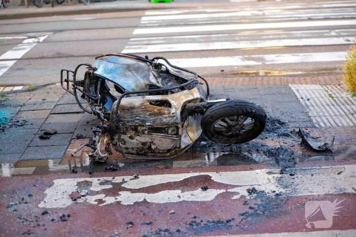 Scooter in brand met gedeeltelijke schade aan dixie toilet